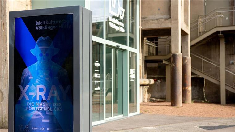 Ein Plakat wirbt für die Ausstellung in der Völklinger Hütte.