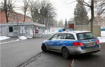 Ein Polizeiauto steht am vor dem Eingang der Staufer-Kaserne der Bundeswehr in Pfullendorf (Baden-Württemberg). In dem Ausbildungszentrum der Bundeswehr gehen Bundeswehr und Justiz Hinweisen auf schwerwiegendes Fehlverhalten nach. Sieben Soldaten wurden vom Dienst suspendiert und sollen fristlos entlassen werden, wie die Bundeswehr mitteilte.