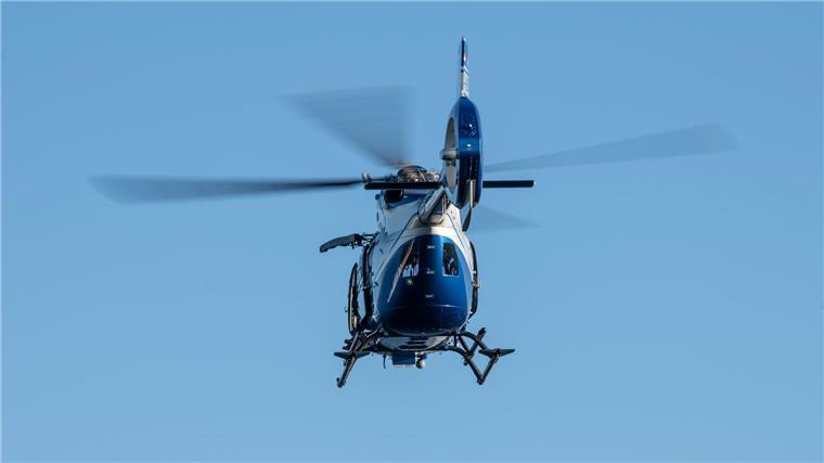 Vermisster Kranker aus Zeven wird mit Hubschrauber gesucht Ein Polizeihubschrauber fliegt im Rahmen eines Trainings über ein Gewässer.