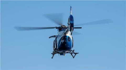 Ein Polizeihubschrauber fliegt im Rahmen eines Trainings über ein Gewässer.