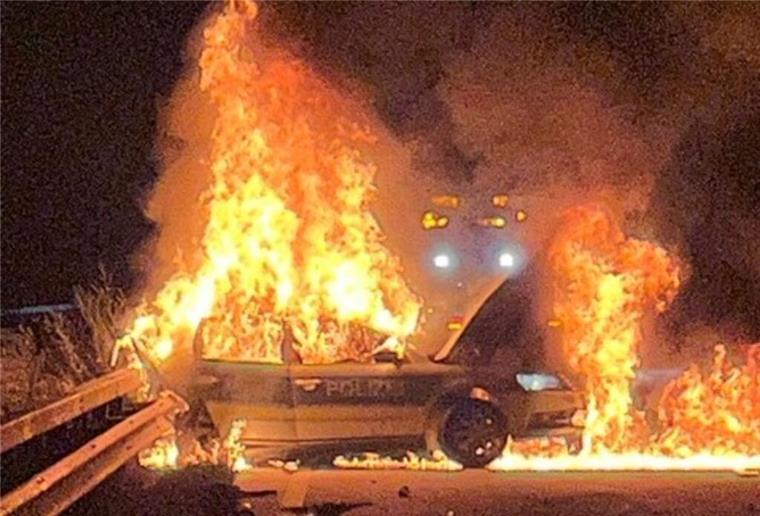 Ein Streifenwagen der Polizei steht in Flammen. Ein Polizeiwagen brannte nach einem schweren Unfall auf der A1 vollständig aus. Die Beamten blieben unverletzt, der BMW-Fahrer kam schwer verletzt ins Krankenhaus.