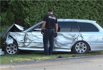 Ein Polizist begutachtet nach einem Unfall in Twist (Landkreis Emsland) den Unfallwagen.