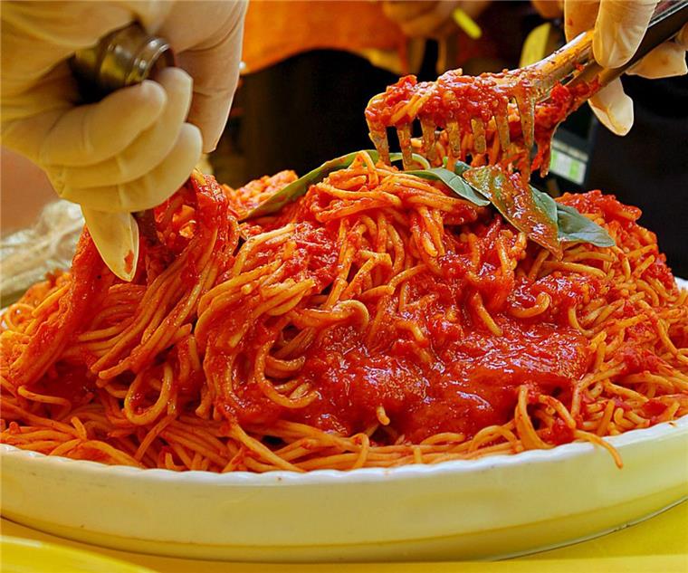 Ein Polizist hat in Aachen dafür gesorgt, dass hungrige Kita-Kinder ihre Spaghetti Bolognese bekommen.