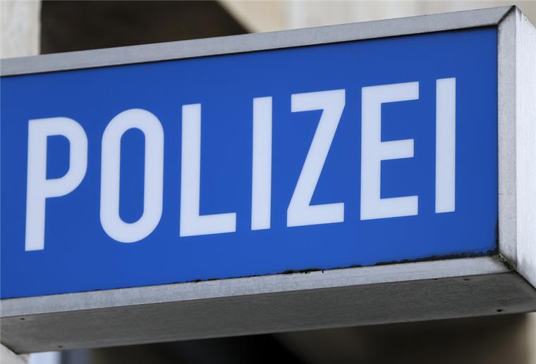 Das Schild „Polizei“ an einem Polizeirevier.