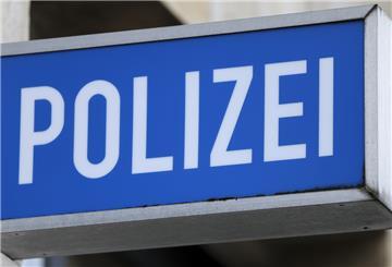 Das Schild „Polizei“ an einem Polizeirevier.