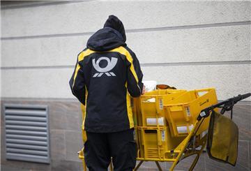 Ein Postbote (Symbolfoto) ist während seiner Pause auf einem Feldweg von zwei Männern bedroht worden.