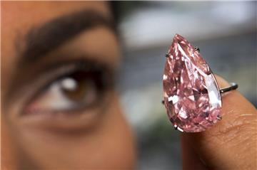 Ein Prachtstück: Der diamantfarbene Diamant hat in der Nacht zu Mittwoch den Besitzer bei einer Auktion in Genf gewechselt. 