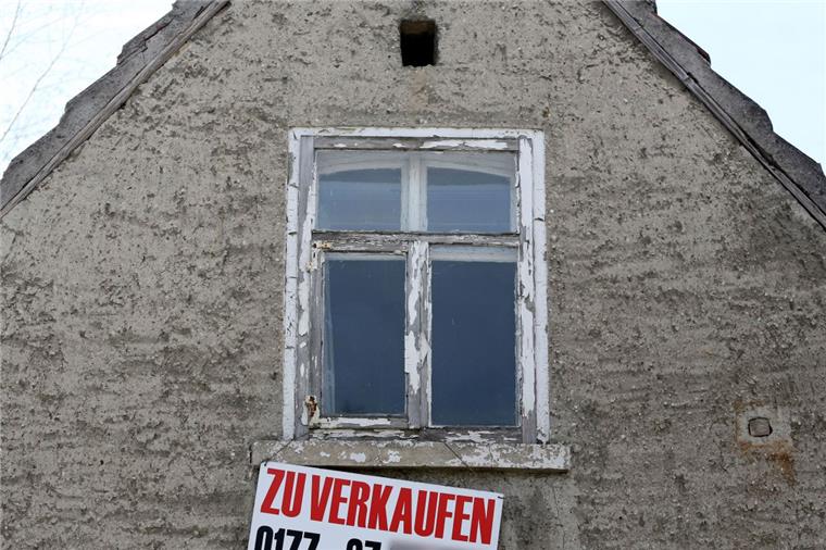 Ein Programm soll den Kauf von Altbauten attraktiver machen und Leerstände verringern. Ob die Förderung kommt, ist noch offen.  Symbolfoto Woitas/dpa