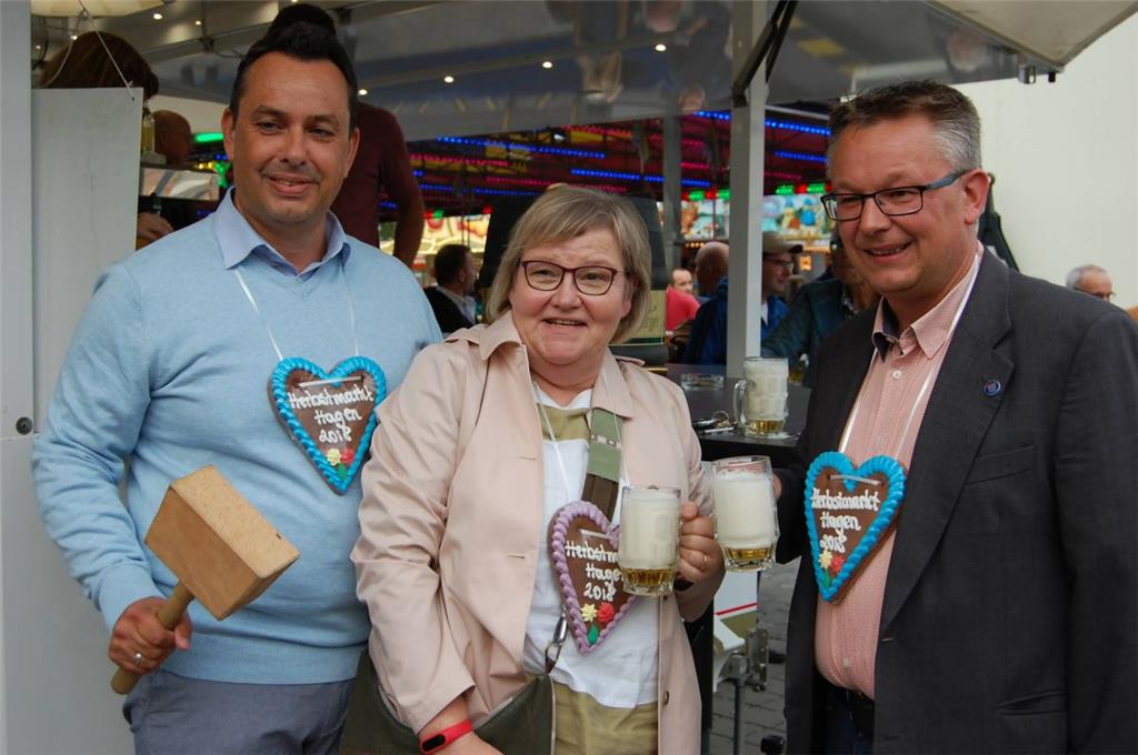 Ein Prosit auf den 36. Hagener Herbstmarkt: (von links) Landtagsabgeordneter Oli...