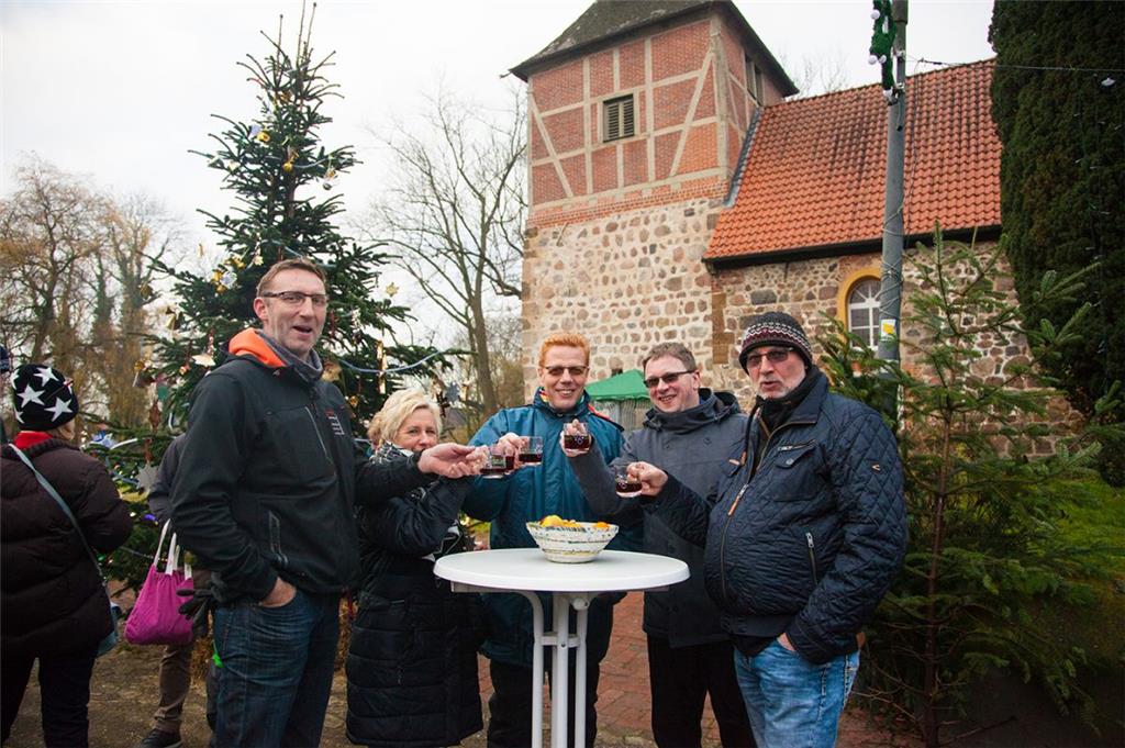 Ein Prosit auf die Adventszeit ließen sich die Besucher des kleinen Marktes an d...