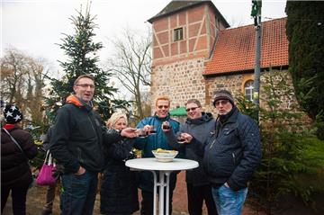 Ein Prosit auf die Adventszeit ließen sich die Besucher des kleinen Marktes an d...