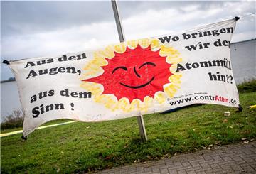 Ein Protestplakat mit der Aufschrift "Aus den Augen, aus dem Sinn! Wo bringen wir den Atommüll hin??" hängt am Ufer der Weser in Nordenham. Sechs Castor-Behälter mit hochradioaktivem Atommüll aus der britischen Wiederaufbereitungsanlage Sellafield sind mit einem Spezialschiff auf dem Weg nach Deutschland. 