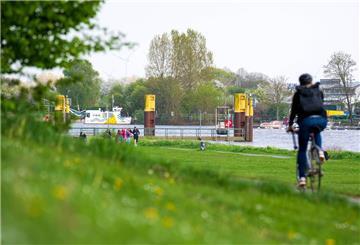 Eine Radfahrerin fährt entlang der Weser