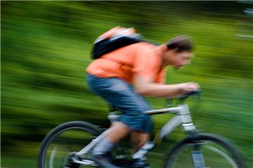 Ein Radfahrer (Symbolfoto) wurde in Bremen lebensgefährlich verletzt.
