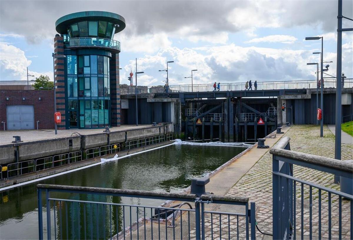 Sportbootschleuse im Neuen Hafen gesperrt: Mysteriöser Ölfilm entdeckt Ein rätselhafter Ölfilm legt seit Mittwochnachmittag die Sportbootschleuse lahm.