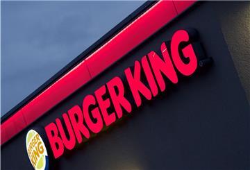 Der im Abendlicht erleuchtete Neon-Schriftzug einer Münchner Burger-King-Filiale.