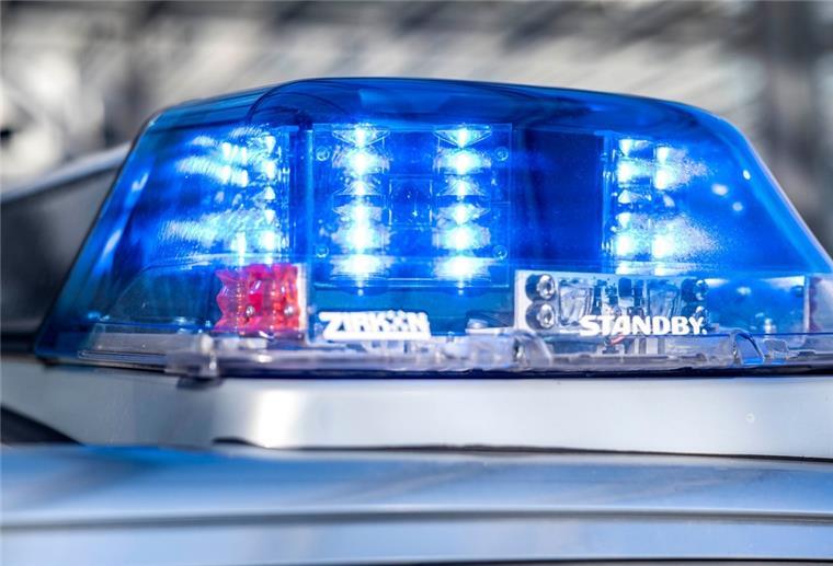 Bremen: 80-Jähriger im eigenen Haus ausgeraubt und verletzt Ein Blaulicht leuchtet auf dem Dach eines Polizeiwagens