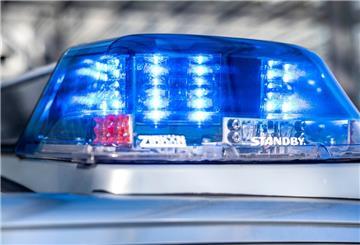 Ein Blaulicht leuchtet auf dem Dach eines Polizeiwagens