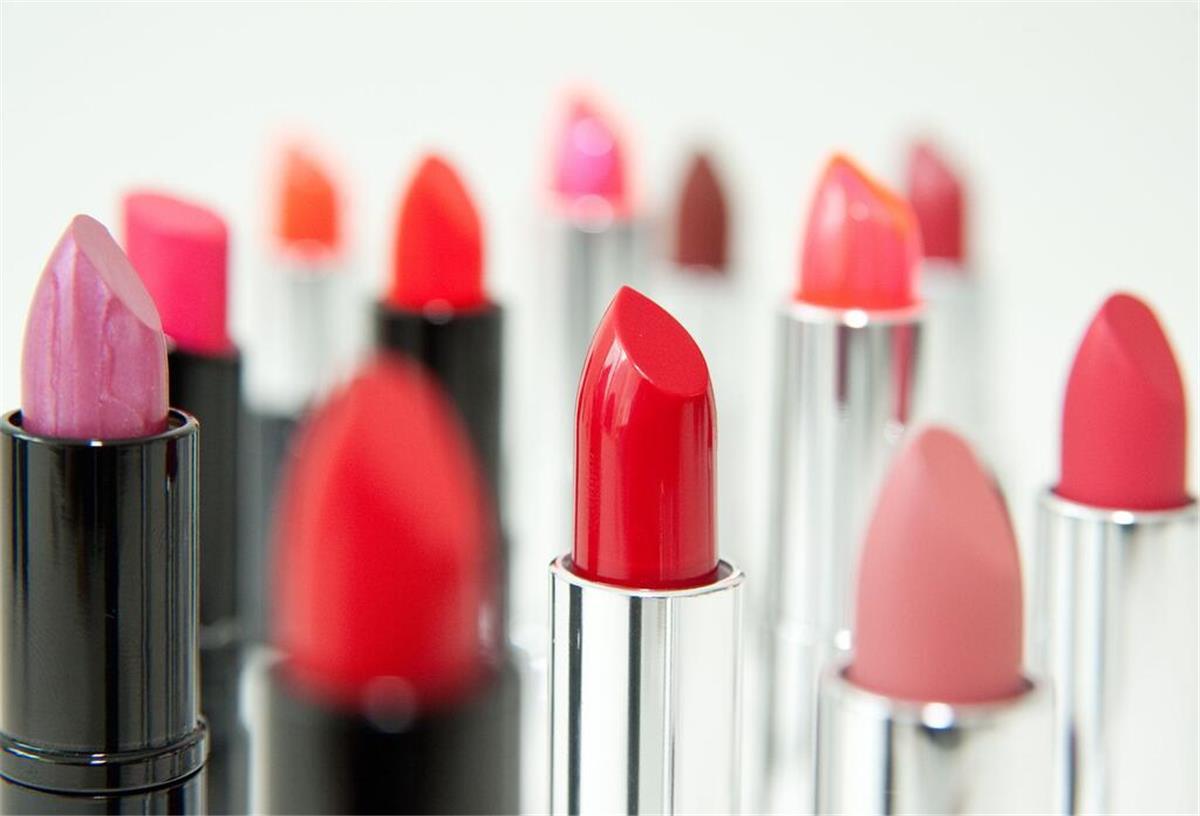 Experte erklärt und warnt: So lange sind Lipgloss, Make-up & Co haltbar Verschiende Lippenstifte stehen auf einem Tisch. Ein ranziger, beißender oder „chemisch veränderter“ Geruch bei Make-up und anderen Kosmetika ist ein klares Warnsignal, dass das Produkt abgelaufen ist.