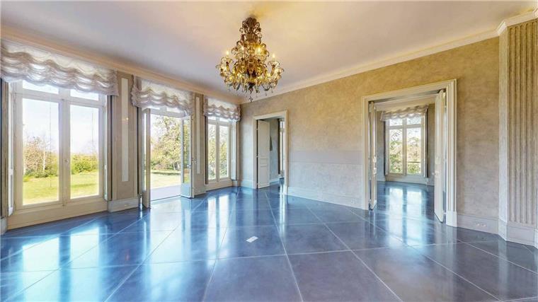 Lagerfelds Haus: Eine Nacht bewohnt – jetzt wird es verkauft Ein Raum des Hauptgebäudes auf den weiträumigen Park des Anwesens von Karl Lagerfeld vor den Toren von Paris (undatiert).