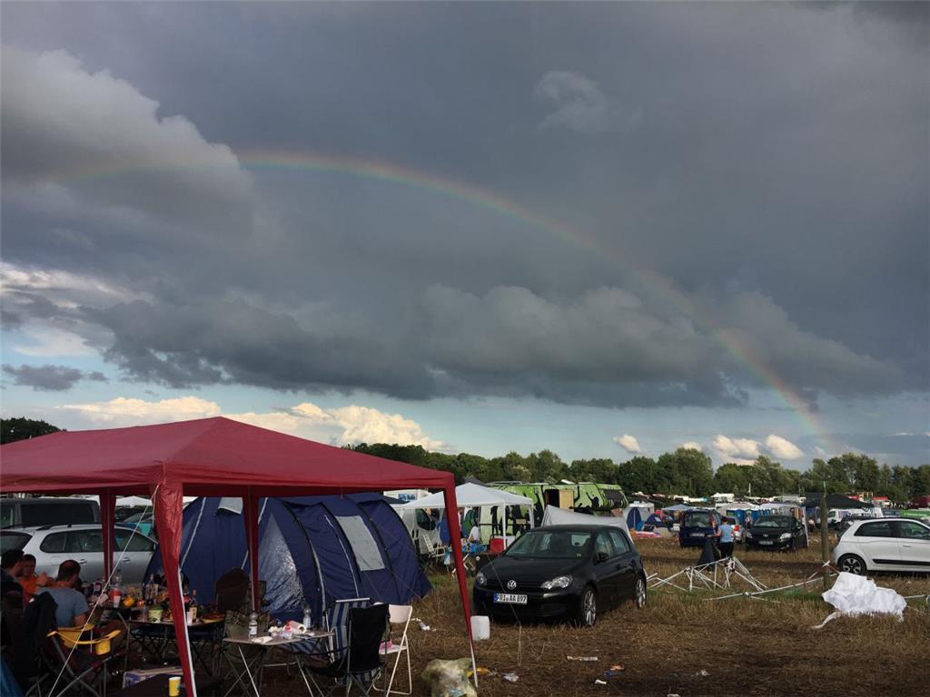 Ein Regenbogen beim Deichbrand am Sonntag: Und der Goldkopf steht irgendwo auf d...