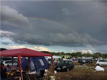Ein Regenbogen beim Deichbrand am Sonntag: Und der Goldkopf steht irgendwo auf d...