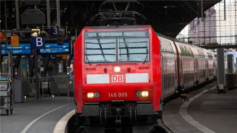 Ein Regionalzug fährt ein.