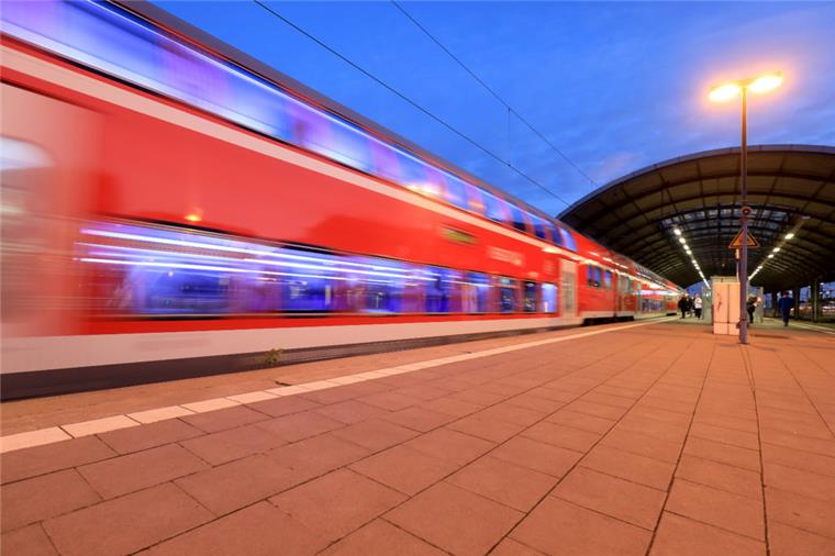 Bremen und Bremerhaven: So unpünktlich ist die Bahn sonst nirgendwo Ein Regionalzug fährt in einen Bahnhof ein.