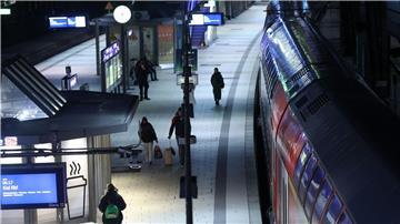 Ein Regionalzug steht im Hauptbahnhof zur Abfahrt bereit.