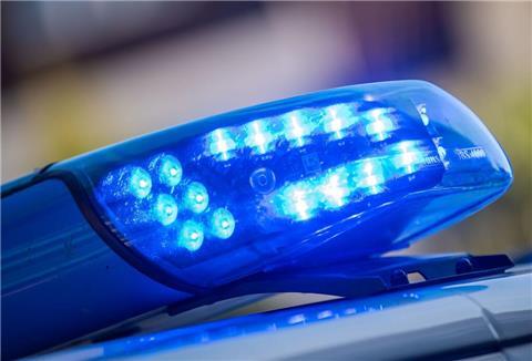 Ein Blaulicht leuchtet auf dem Dach eines Streifenwagens der Polizei.