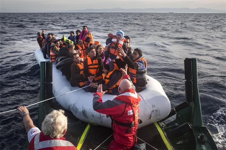 Rettungskreuzer "Minden" rettet im Mittelmeer 57 Menschen aus Seenot Seenotretter im Einsatz