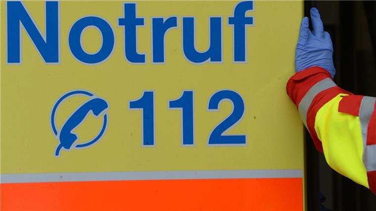 Ein Rettungsassistent vom Rettungsdienst des Arbeiter-Samariter-Bundes (ASB) steigt in einen Rettungswagen.