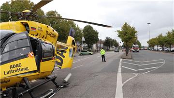 Ein Rettungshubschrauber des ADAC sowie zahlreiche Einsatzkräfte waren am Montagmittag vor dem Real-Markt in Cuxhaven im Einsatz.