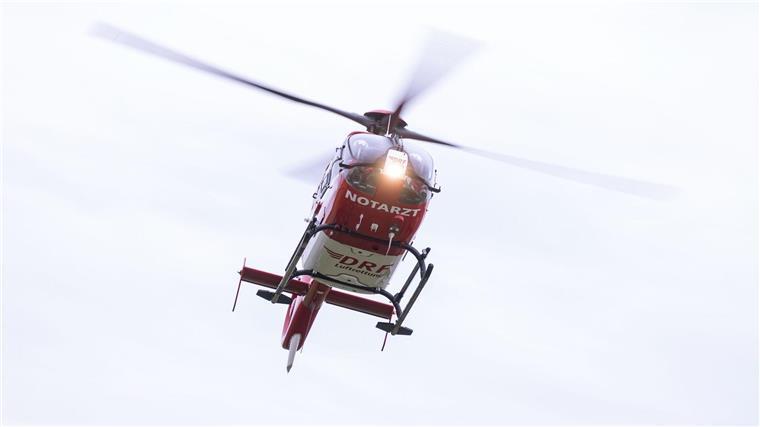 Kletterer stürzt im Harz in die Tiefe und stirbt Ein Rettungshubschrauber setzt zur Landung an.