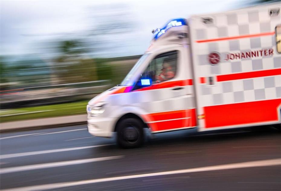 Ein Rettungswagen auf Einsatzfahrt.