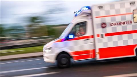 Ein Rettungswagen auf Einsatzfahrt.