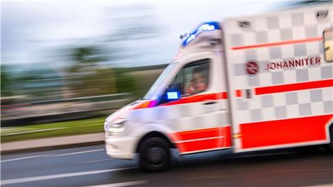 Ein Rettungswagen auf Einsatzfahrt.
