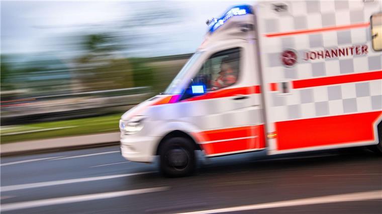 Unfall mit vier Verletzten Ein Rettungswagen auf Einsatzfahrt.