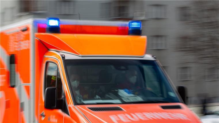 Neunjähriges Kind nach Frontalzusammenstoß in Lebensgefahr Ein Rettungswagen der Feuerwehr fährt auf einer Straße.