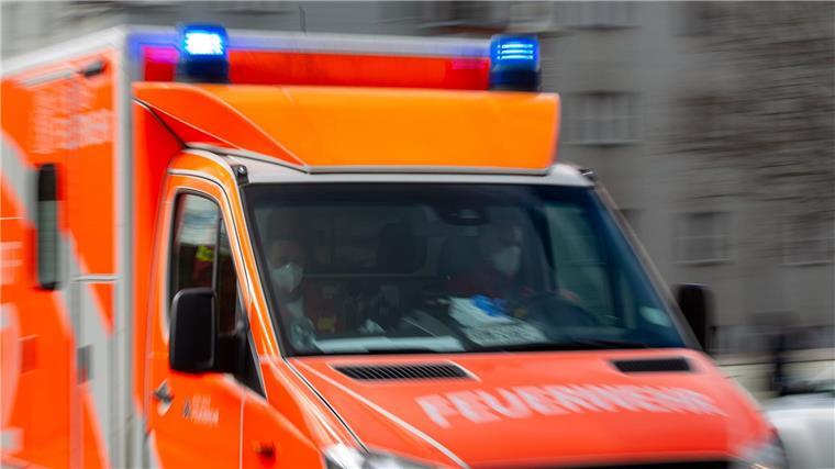Drei Verletzte bei Frontalzusammenstoß Ein Rettungswagen der Feuerwehr fährt auf einer Straße.