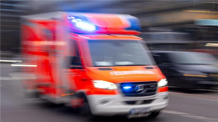 Verletzter nach Explosion in Biogasanlage gestorben Ein Rettungswagen der Feuerwehr fährt mit Blaulicht zum Einsatz.