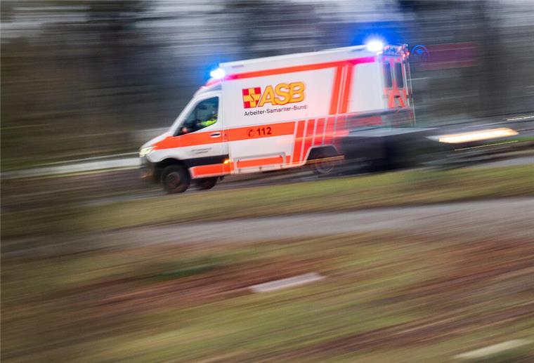 Tragischer Fund in Verden: Feuerwehr birgt leblose Frau aus der Aller Ein Rettungswagen fährt mit Blaulicht. Doch in Verden kam dieses Mal jede Hilfe zu spät. (Symbolbild)