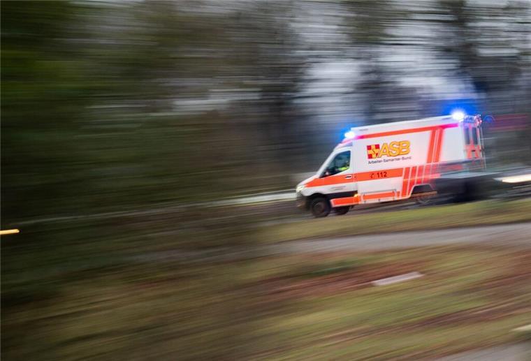 Arbeiter wird von Baum getroffen und stirbt Ein Rettungswagen fährt mit Blaulicht durch die Innenstadt.