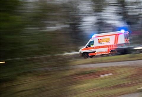 Ein Rettungswagen fährt mit Blaulicht durch die Innenstadt.