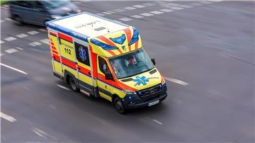 Ein Rettungswagen fährt mit Blaulicht über eine Kreuzung.