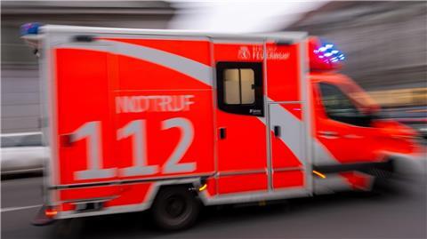Ein Rettungswagen fährt mit Blaulicht zum Einsatz.
