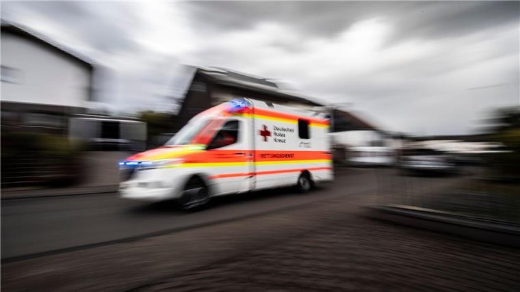 Pedelec-Unfall: 74-jähriger schwer verletzt, Akku explodiert Ein Rettungswagen fährt über die Straße.