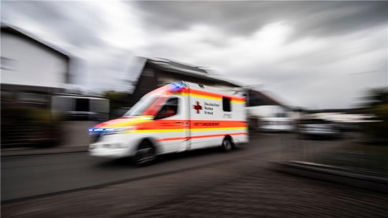 18-jähriger Motorradfahrer stürzt und wird schwer verletzt Ein Rettungswagen fährt über die Straße.