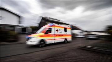 Ein Rettungswagen fährt über die Straße.
