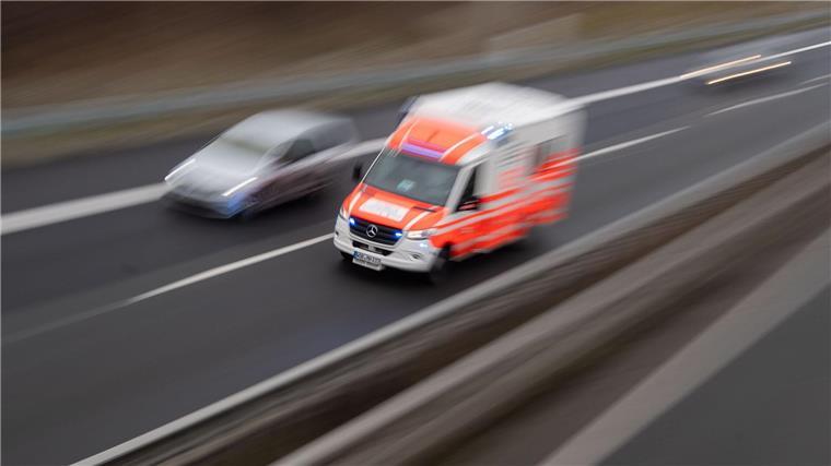 Kommunale Rettungsdienste protestieren gegen Arbeitszeit Ein Rettungswagen fährt über eine Autobahn.